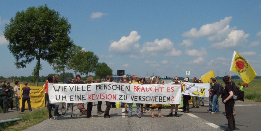 Brokdorf-fast-blockade-transpi