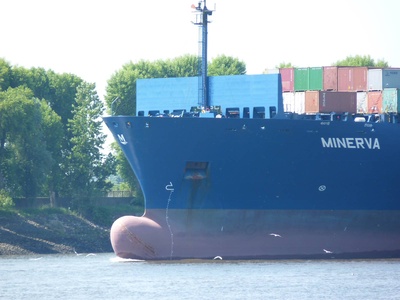 Containerschiff auf der Elbe